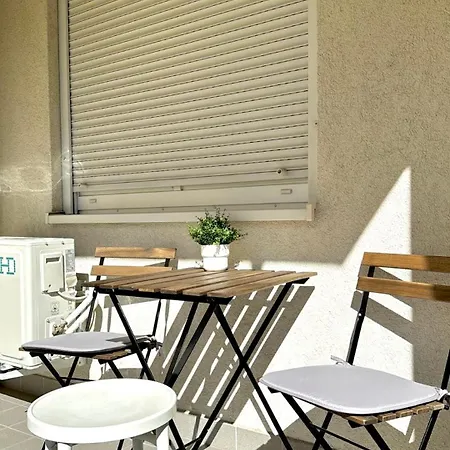 Serene Garden View Apartment *